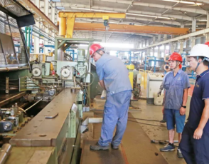 環鏈電動妖精视频在线观看高清聯合吊車等設備成功轉運新、舊櫃體